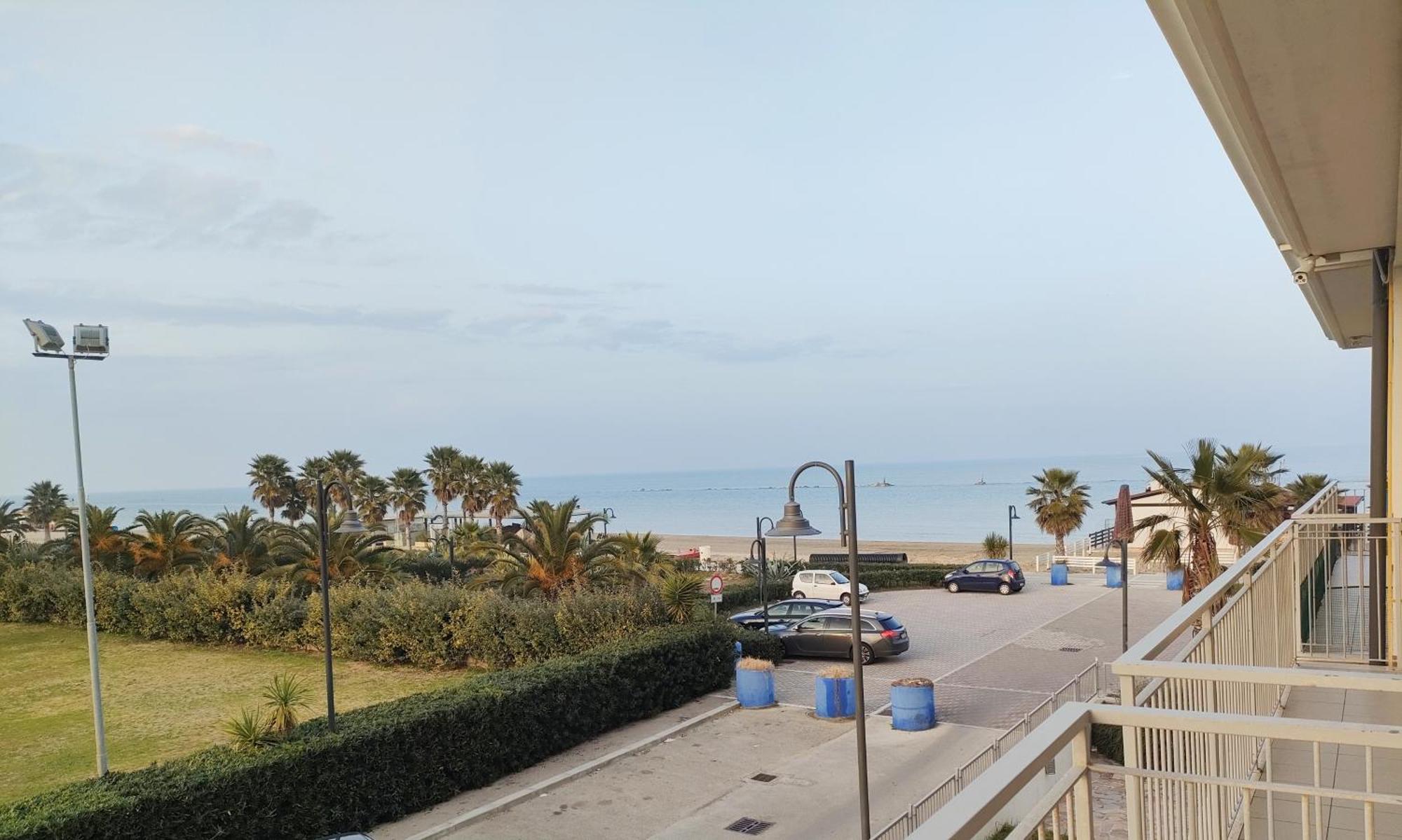 Casa Del Mar Aparthotel Roseto Degli Abruzzi Exterior photo